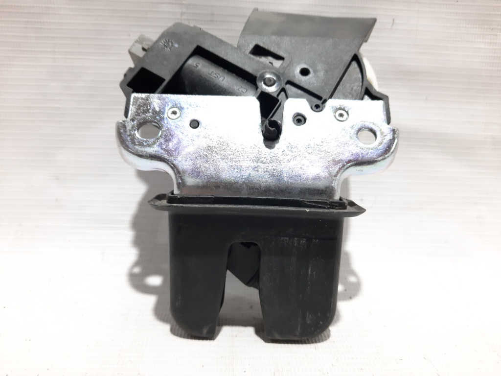 VAG 4F5827505D Замок багажника VAG 4F5827505D Замок багажника