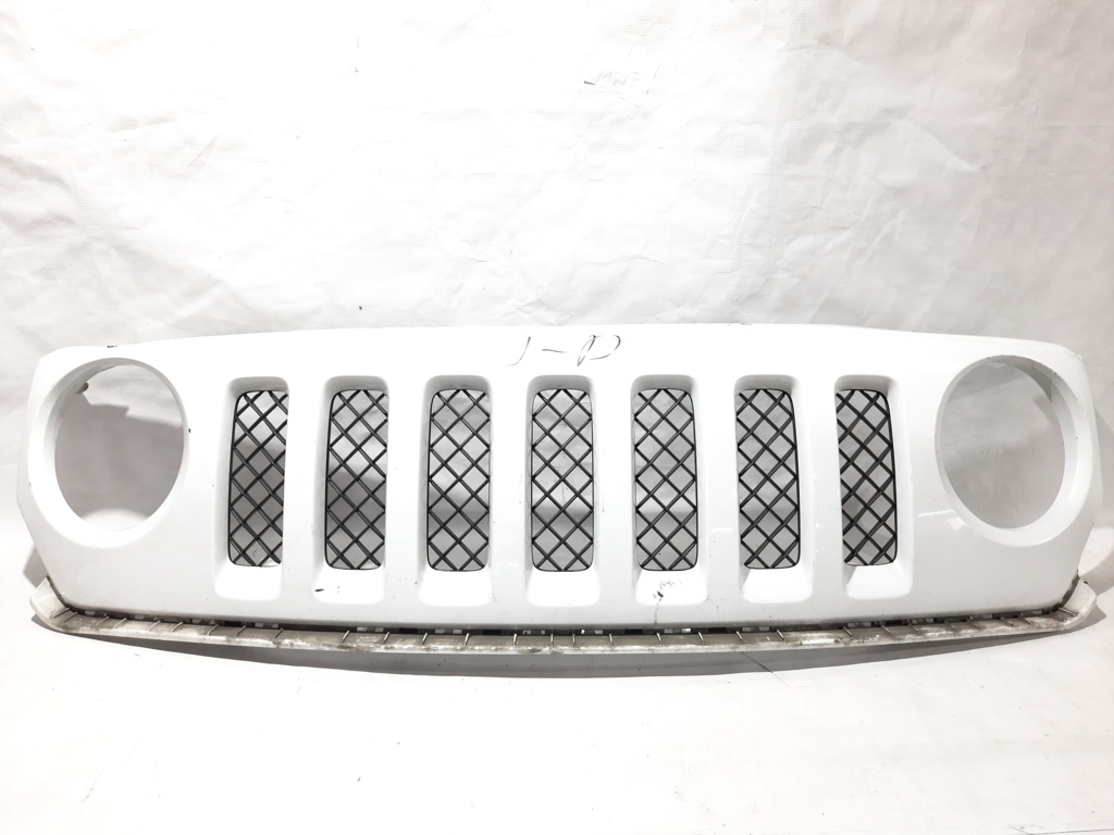 Chrysler 68091526AA Решітка радіатора