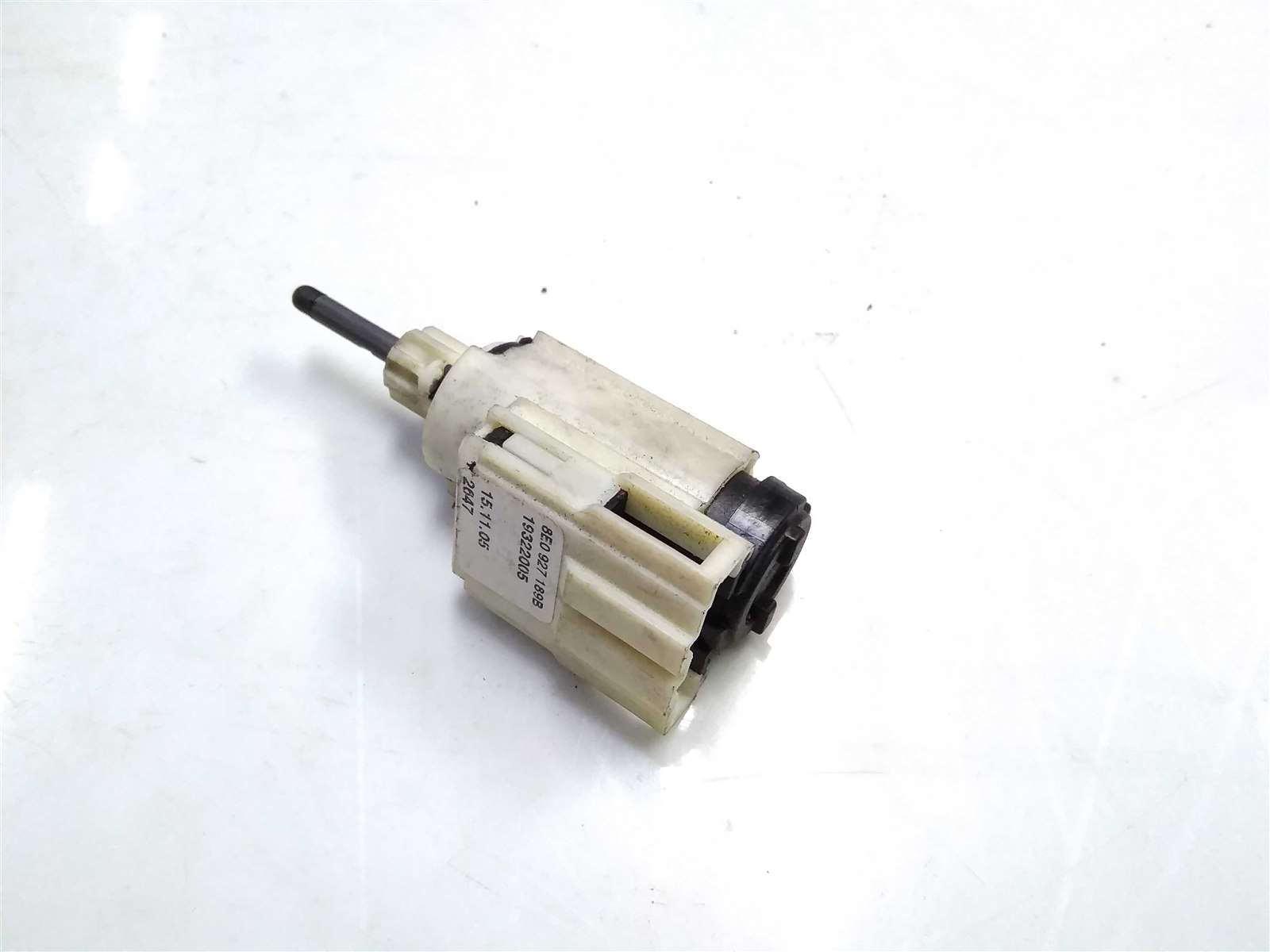 VAG 8E0927189B Выключатель стоп-сигнала