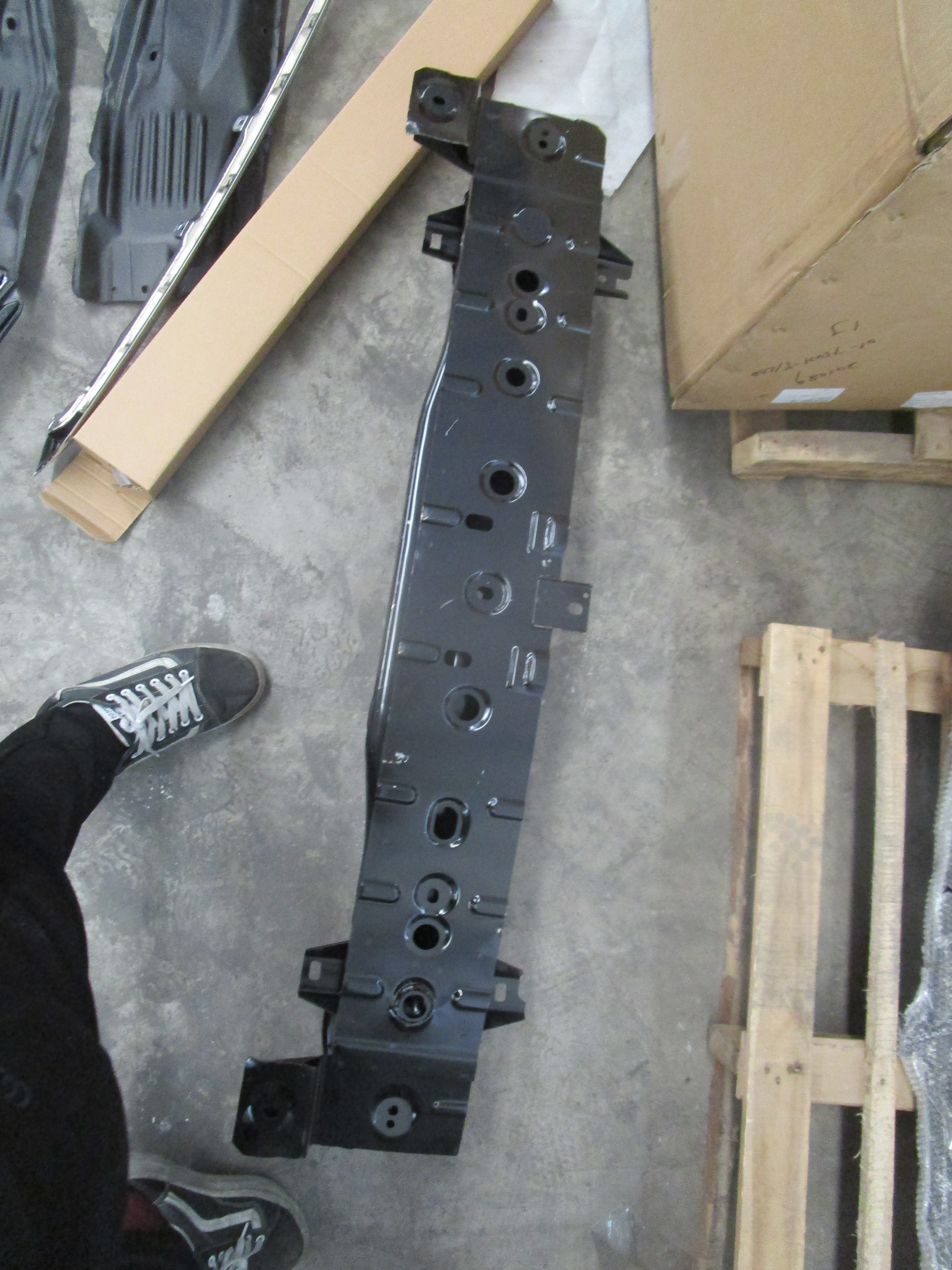 Mazda KD5350070 Усилитель бампера переднего Mazda KD5350070 Усилитель бампера переднего