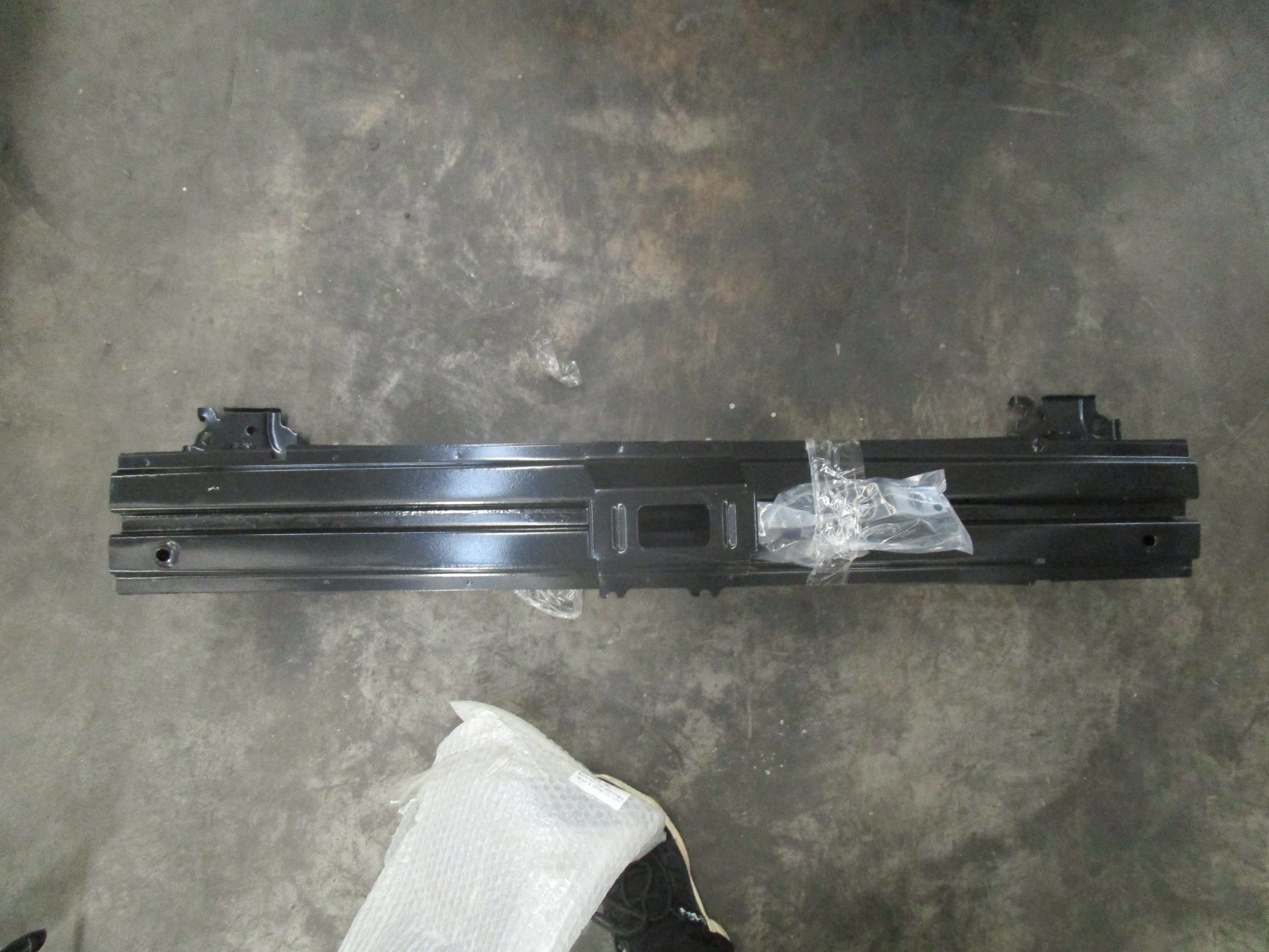 Mitsubishi 6400G576 Підсилювач переднього бампера