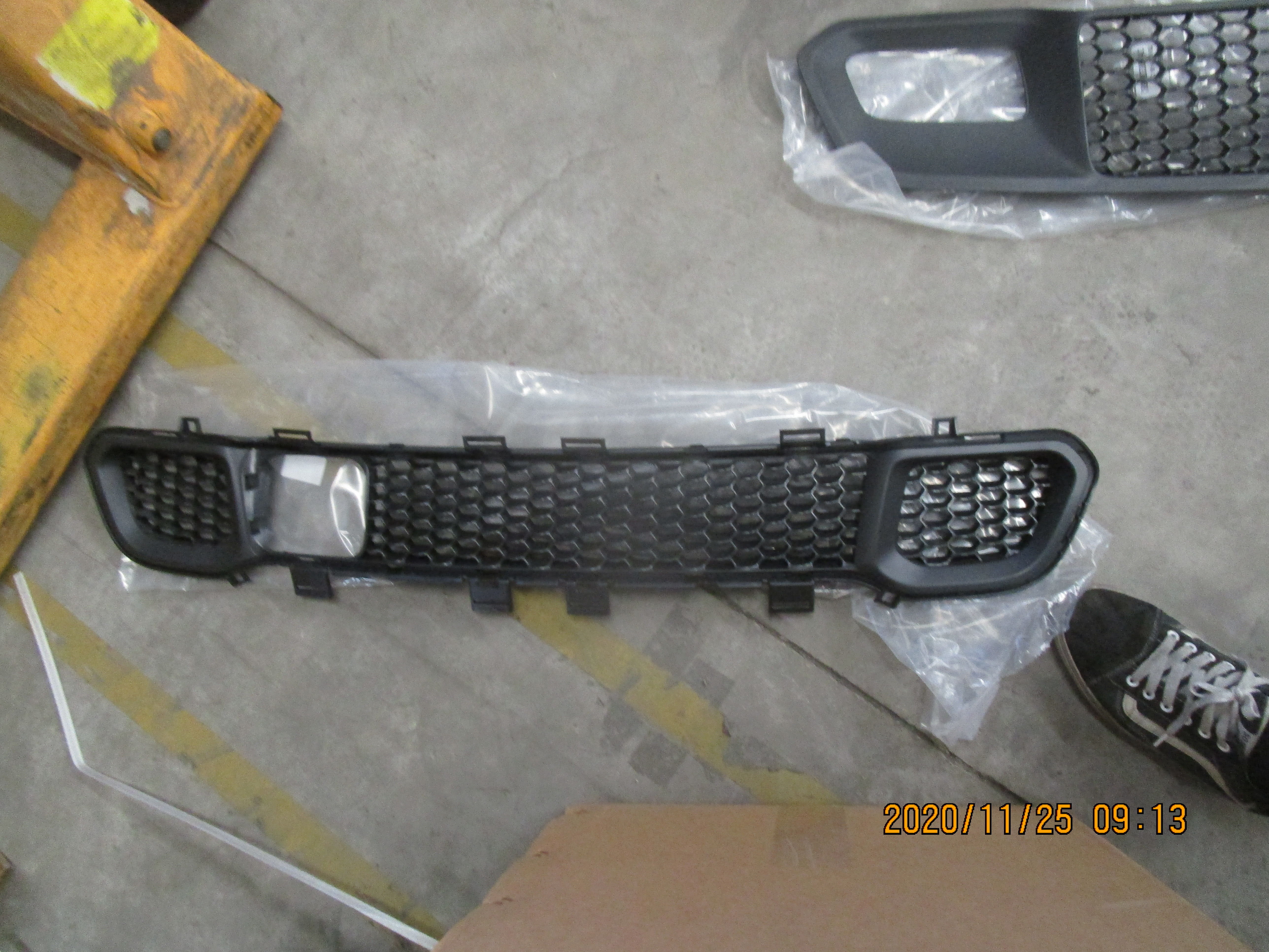 Chrysler 68258566AA Решітка бампера переднього