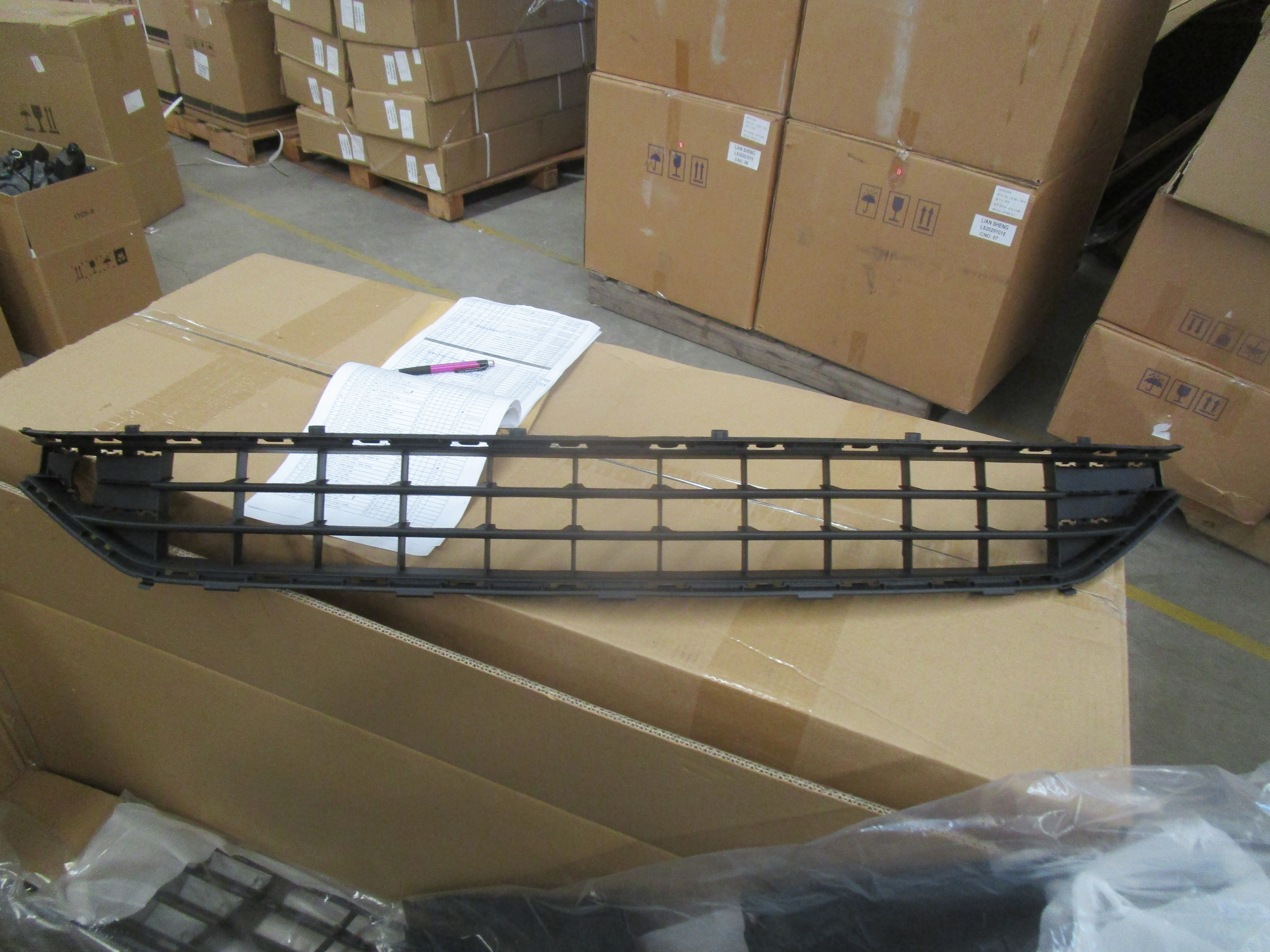 VAG 17A8536779B9 Решетка бампера