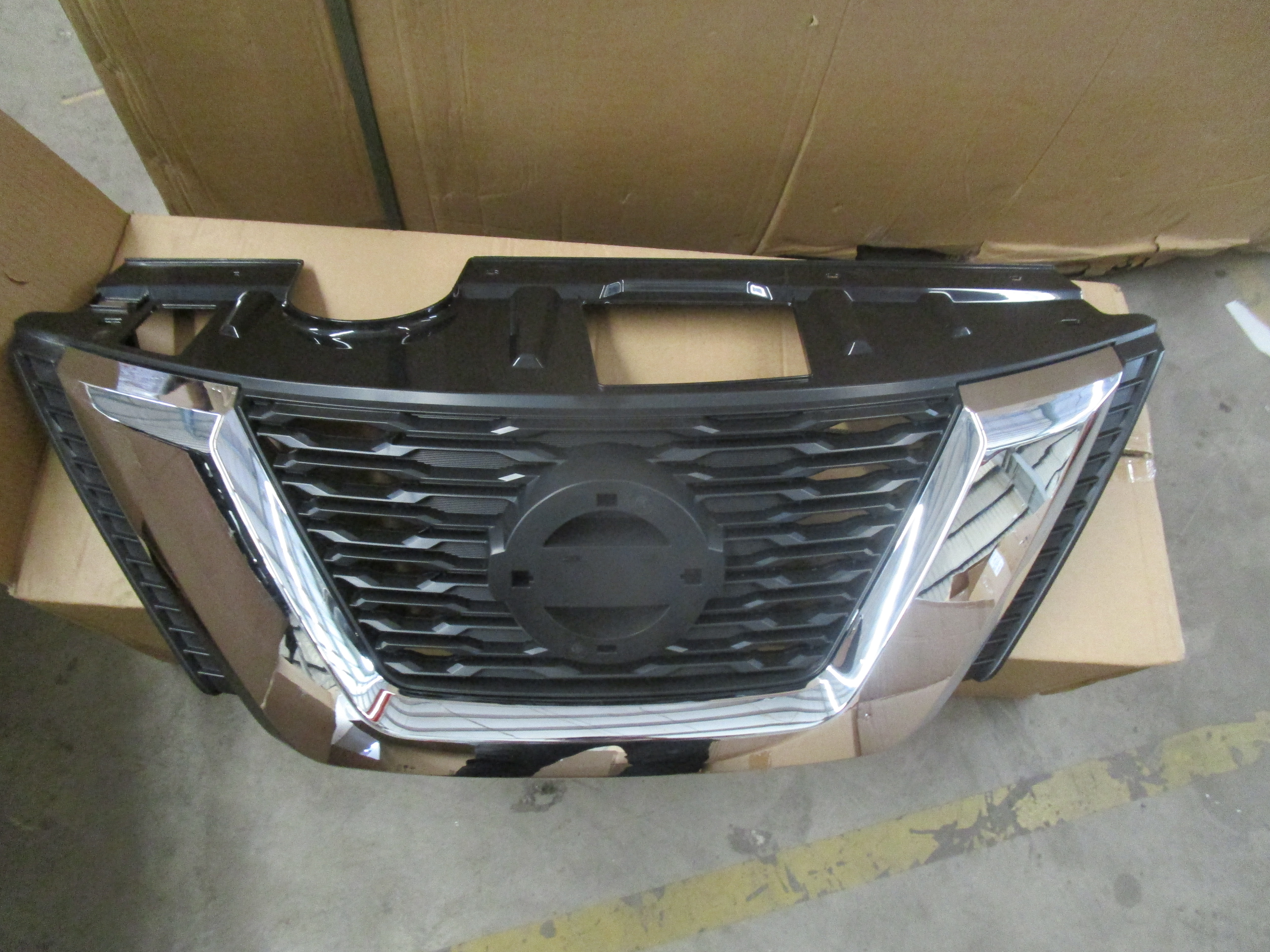 Nissan 623106FL0A Решітка радіатора